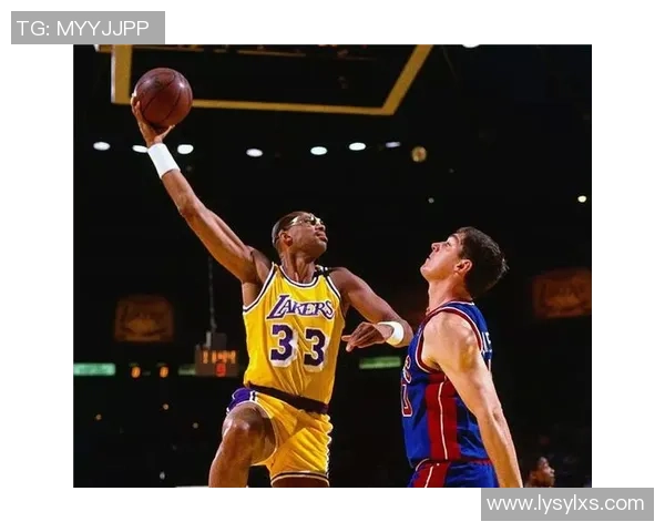 卡里姆·阿布杜尔-贾巴尔：从篮球场到文化象征的传奇人生与历史贡献