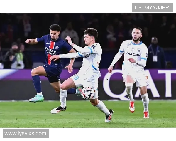 巴黎圣日耳曼对阵马赛：法甲经典德比激战再度上演，谁能笑到最后