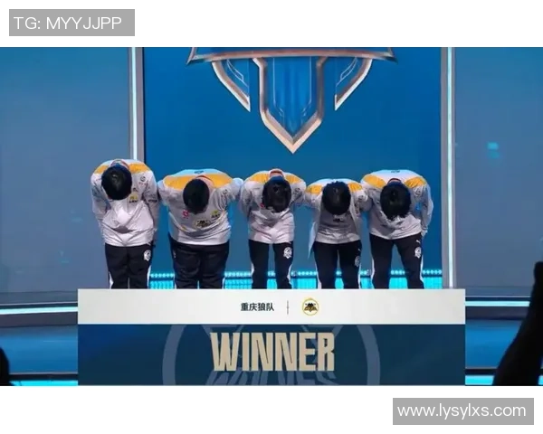 重庆狼队再掀王者荣耀风云强势登顶展现团队荣耀与不屈精神